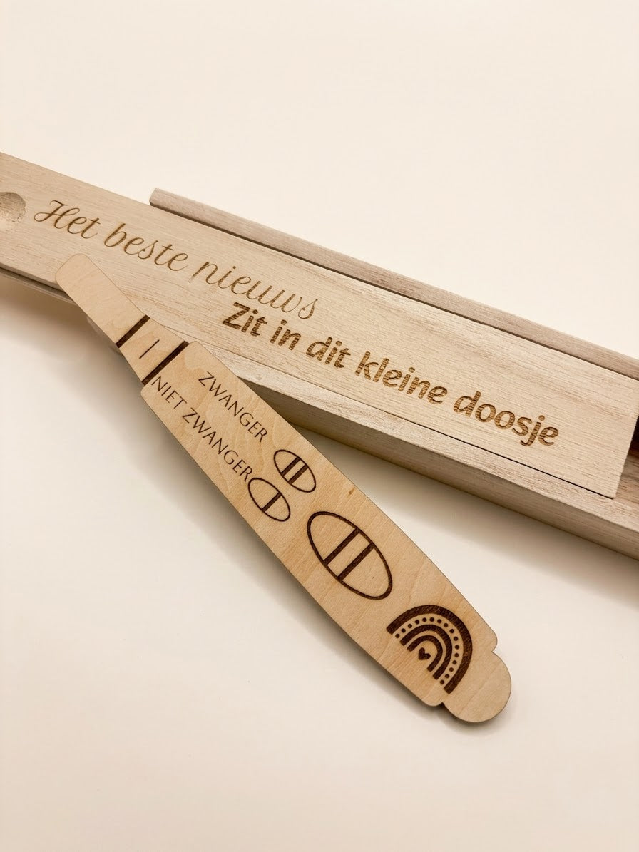 Houten zwangerschapsaankondiging met gegraveerd bewaardoosje
