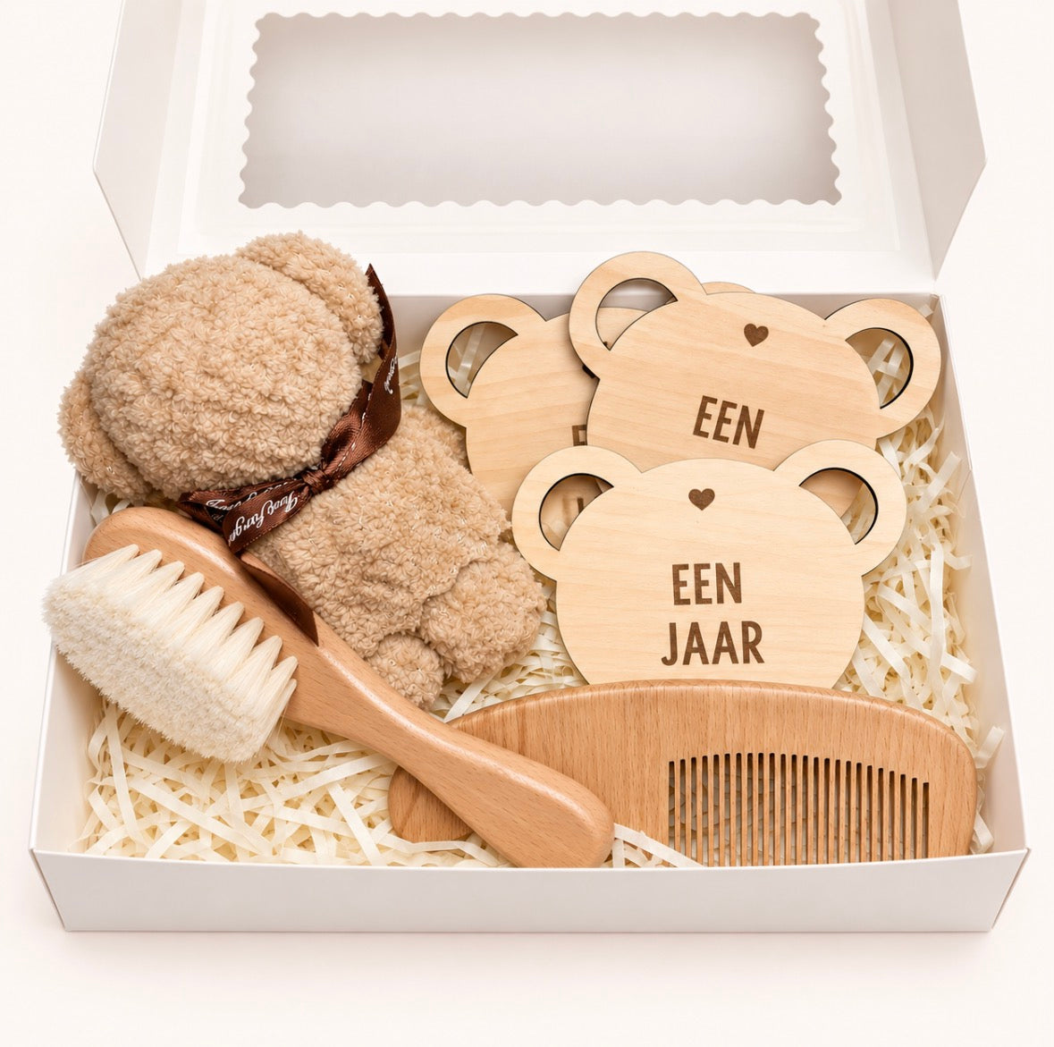 Kraamcadeau pakket – Baby cadeauset met teddybeer handdoekje, houten haarborstel, kam & mijlpaalset