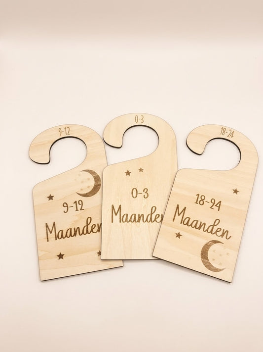 Houten Kledinghangers / Maatverdelers voor de Babygarderobe