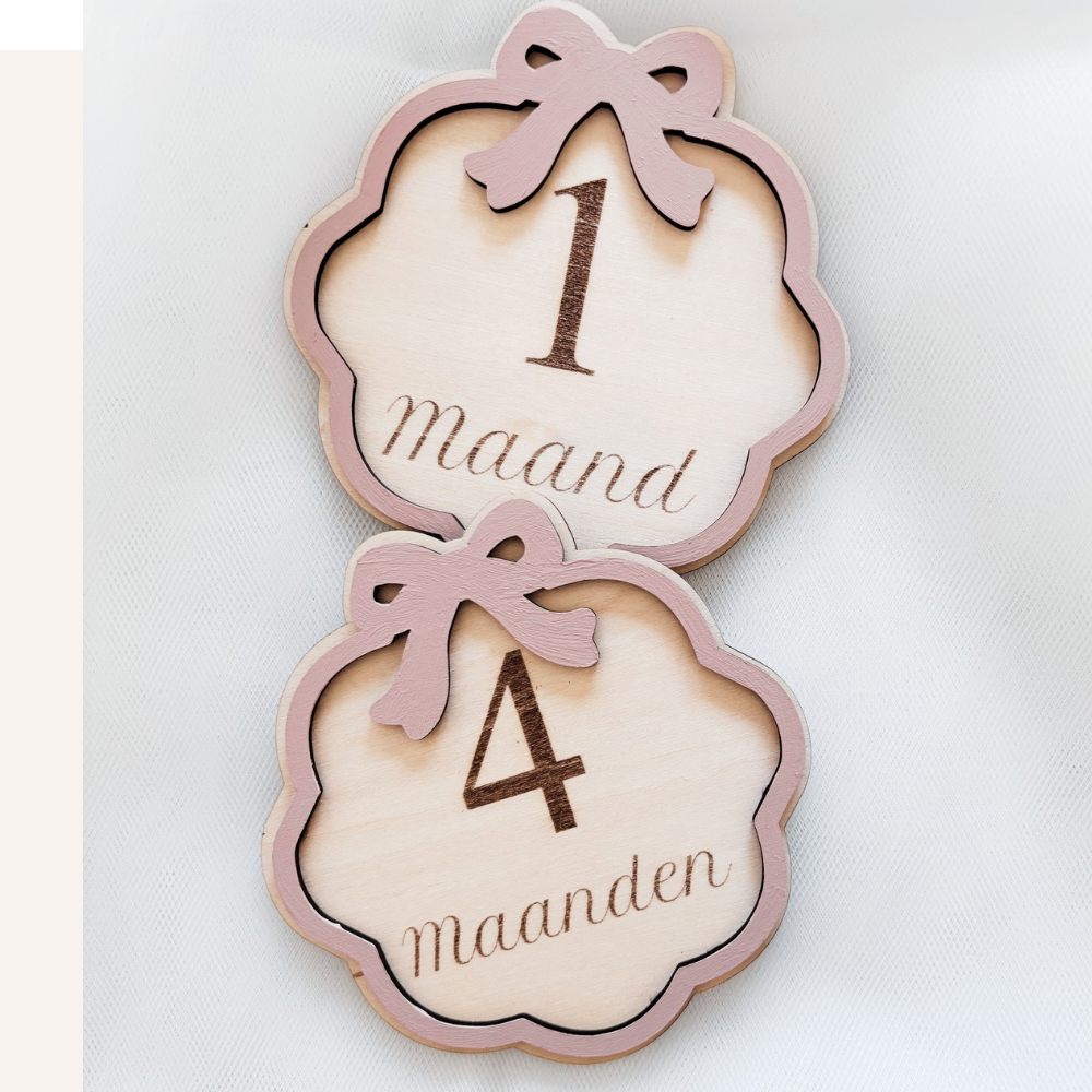 Houten mijlpaalkaarten met strik